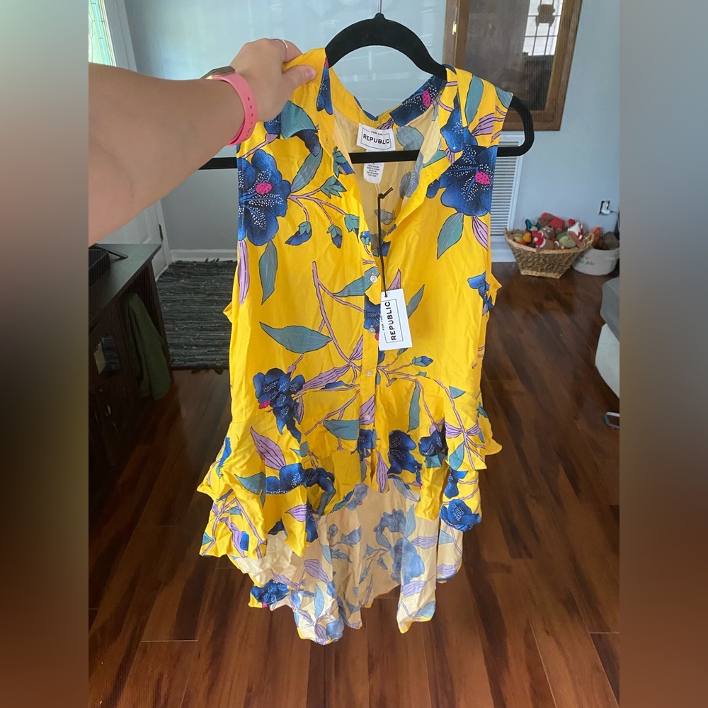 Smoke free home. Floral tank top blouse, super cute and bright!